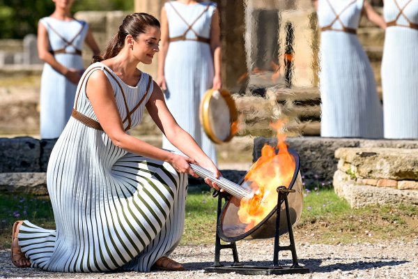 Зажжение олимпийского огня в древней Греции