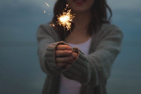 Девушка с бенгальским огнем