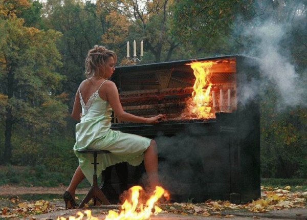 Женщина горит в огне