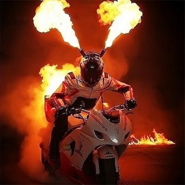 Мотоцикл в огне