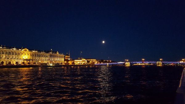 Дворцовый мост в Санкт-Петербурге