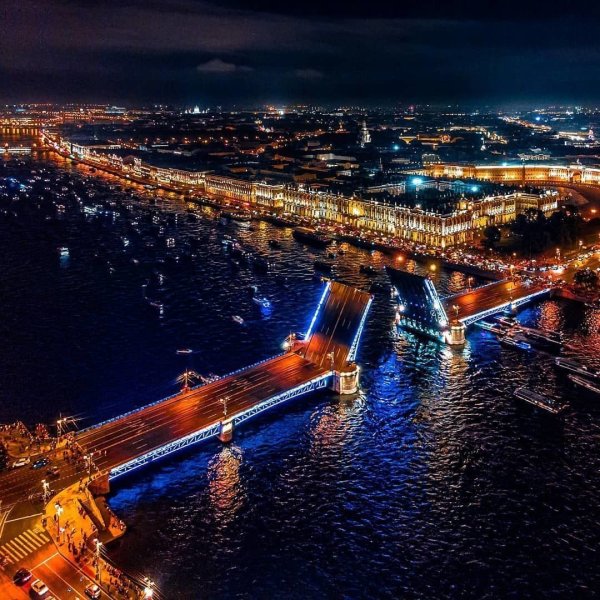 Дворцовый мост в Санкт-Петербурге