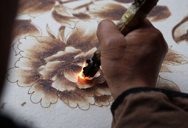 Выжигание открытым пламенем по дереву