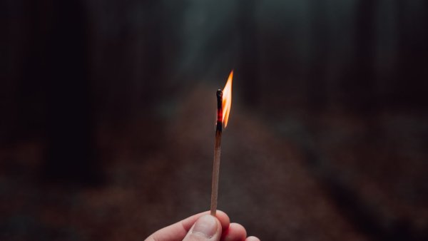 Рука со спичкой