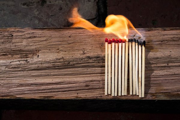 Догорающая спичка