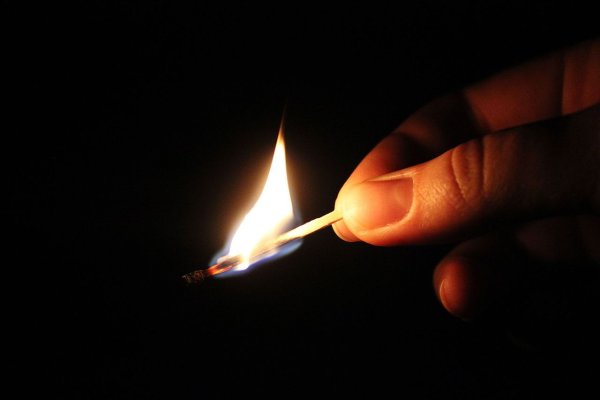 Спичка зажигается