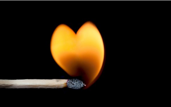 Две горящие спички