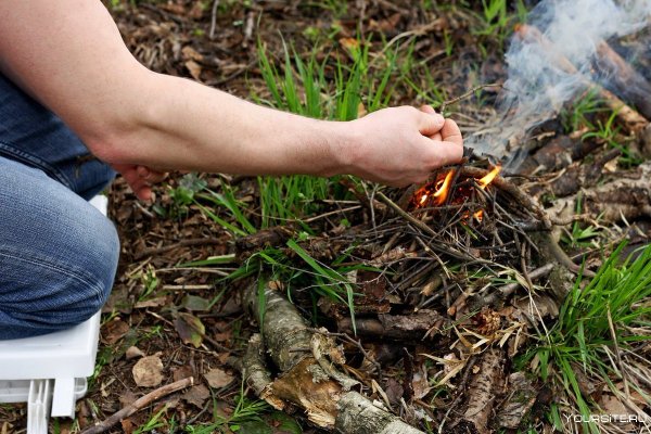 Разжигание костра в лесу