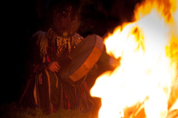 Шаман с бубном у костра