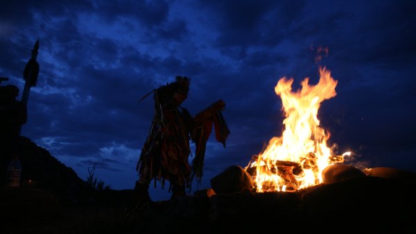 Шаман у костра