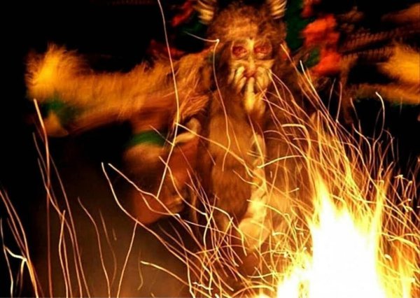 Шаманы вокруг костра