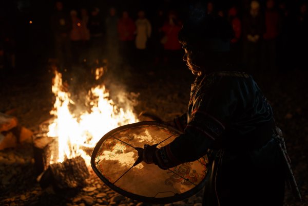 Шаман с бубном у костра