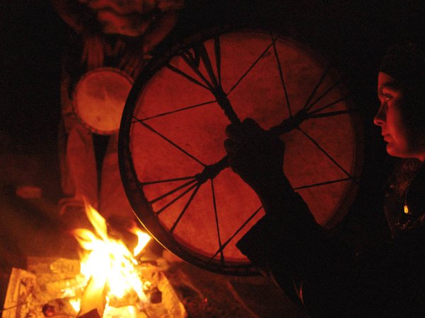 Шаман с бубном у костра