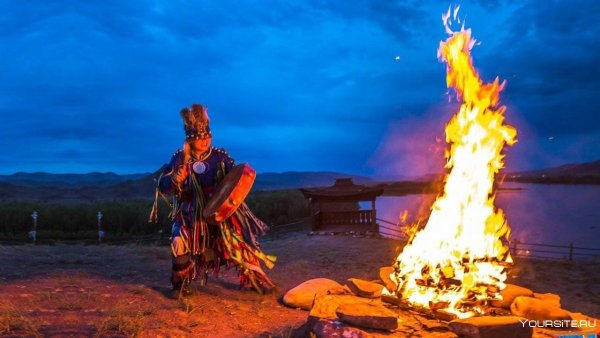 Шаманка с бубном у костра