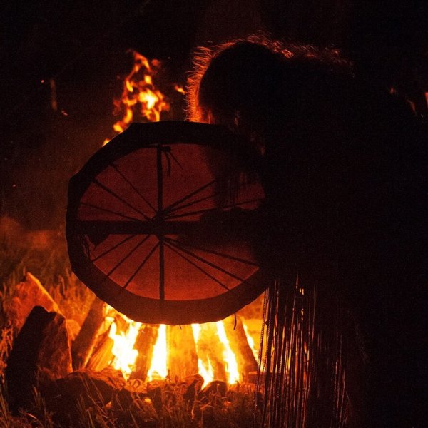 Шаман с бубном у костра