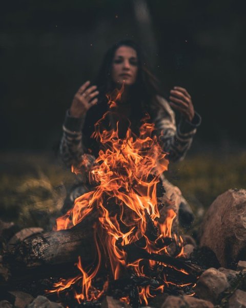 Девушка у костра