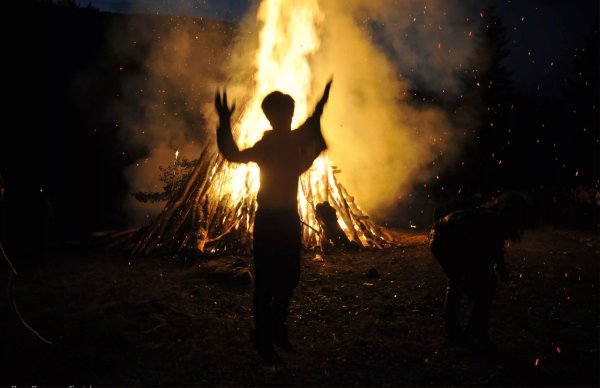 Танцы у костра