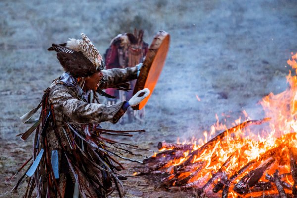 Шаман с бубном камлание