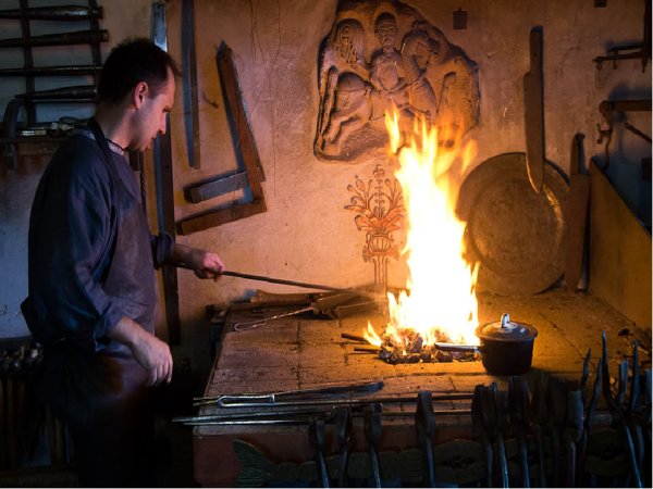 Кузнец в кузнице