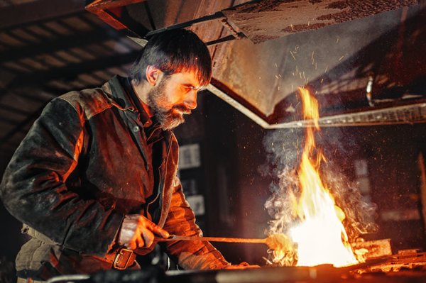 Кузнец в кузнице