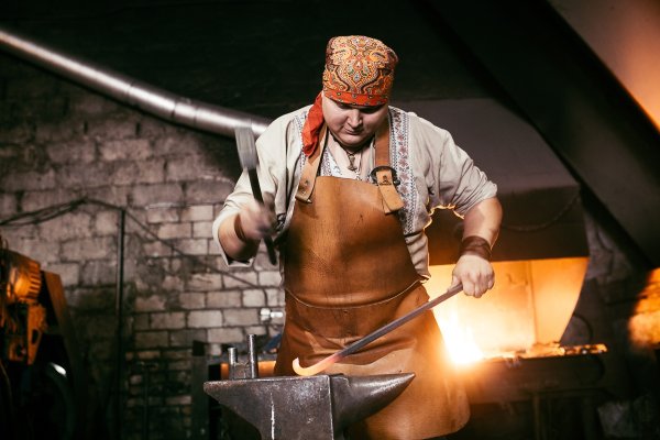 Кузнец кует