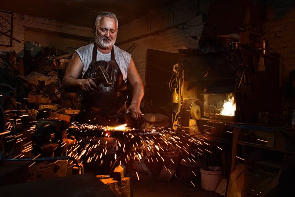 Кузнец в кузнице