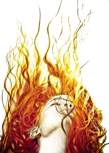 Девушка волосы в огне