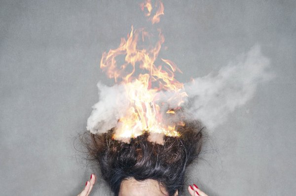 Волосы горят