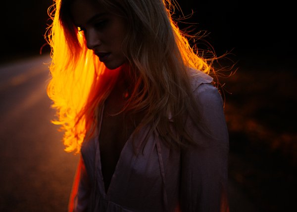 Девушка с огненными волосами