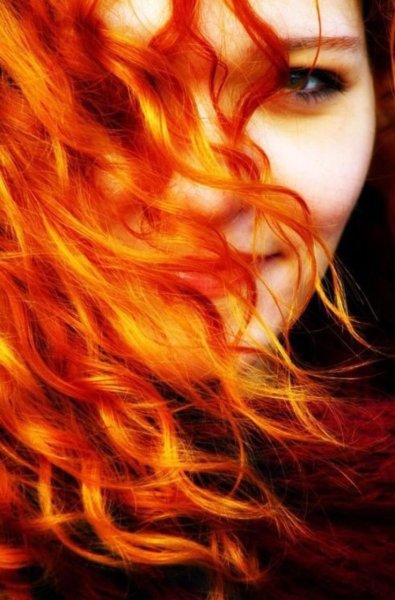 Девушка с огненными волосами