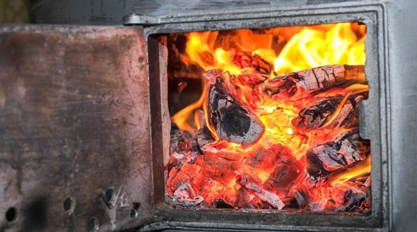 Огонь в железной печи