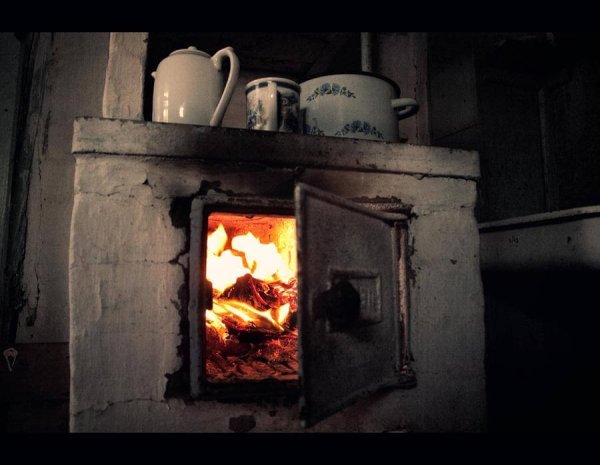 Греться возле дровяной печи