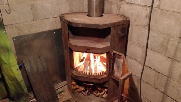 Старая буржуйка горение дров