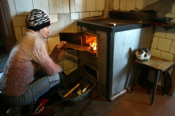 Греться у печки