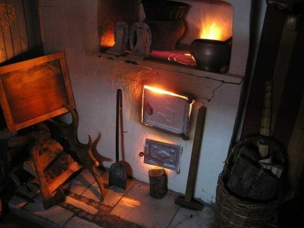 Огонь в печи в избе