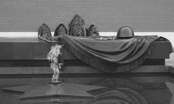 Могила неизвестного солдата в Москве чб