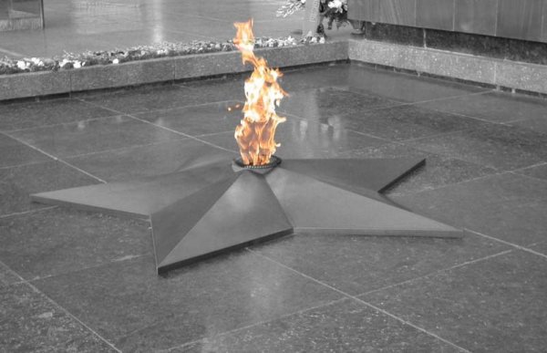 Вечный огонь на черном фоне