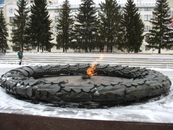 Челябинск памятник танкисту и вечный огонь