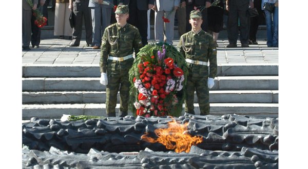 Цветы у вечного огня