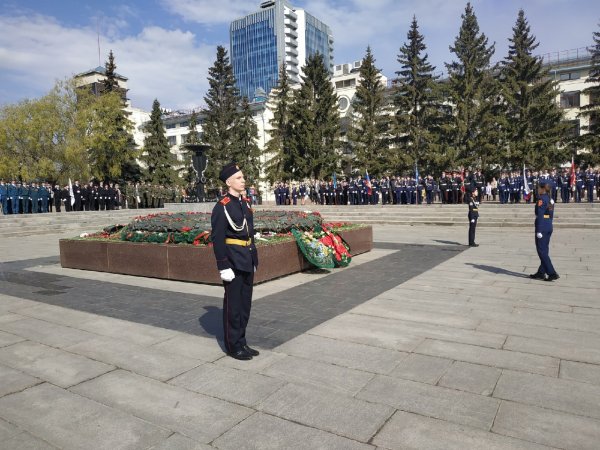 Возложение цветов к Вечному огню на 9 мая