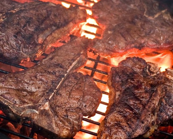 Жареное мясо на огне