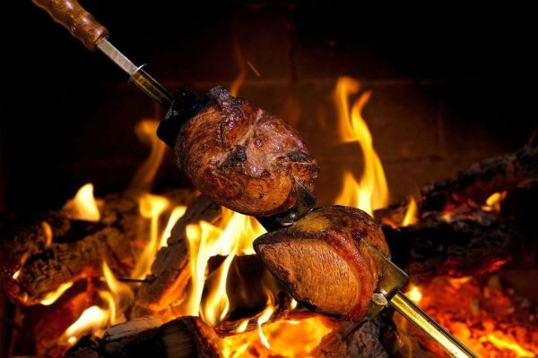 Шашлык на фоне огня