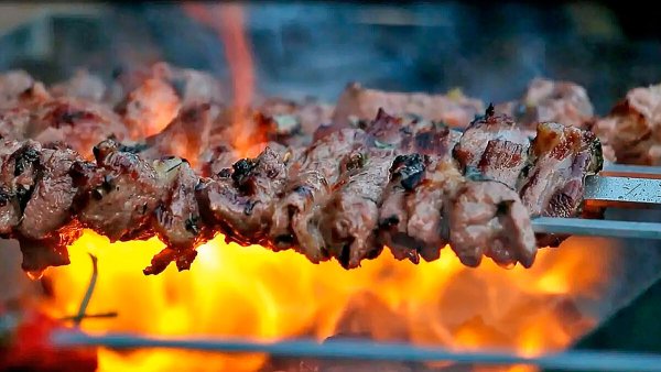 Шашлык на мангале огонь