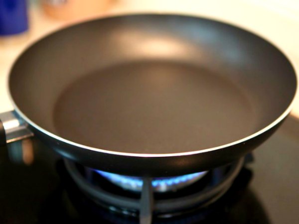 Сковородка на огне