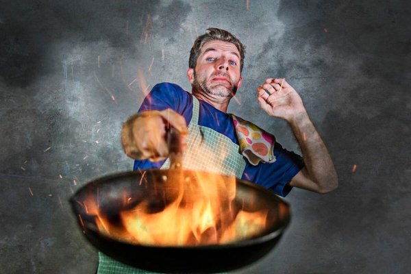 Горит еда на сковородке