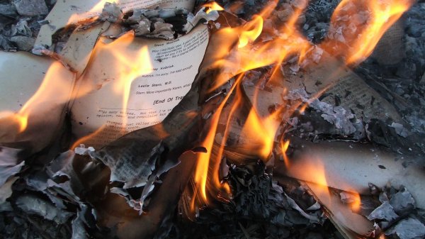 Горящая книга
