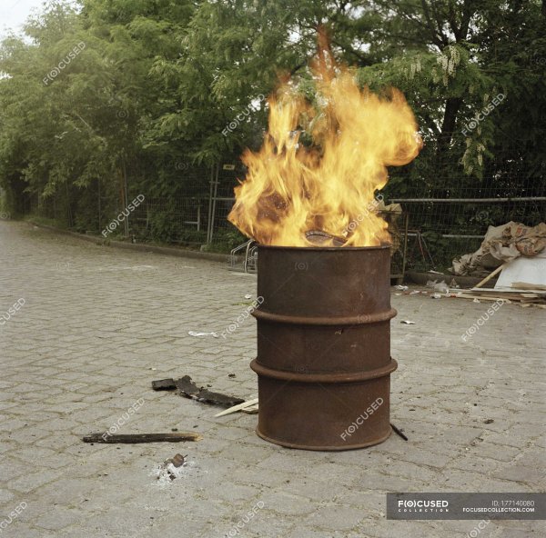 Металлическая бочка с огнем