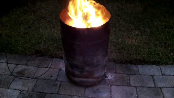 Металлическая бочка с огнем