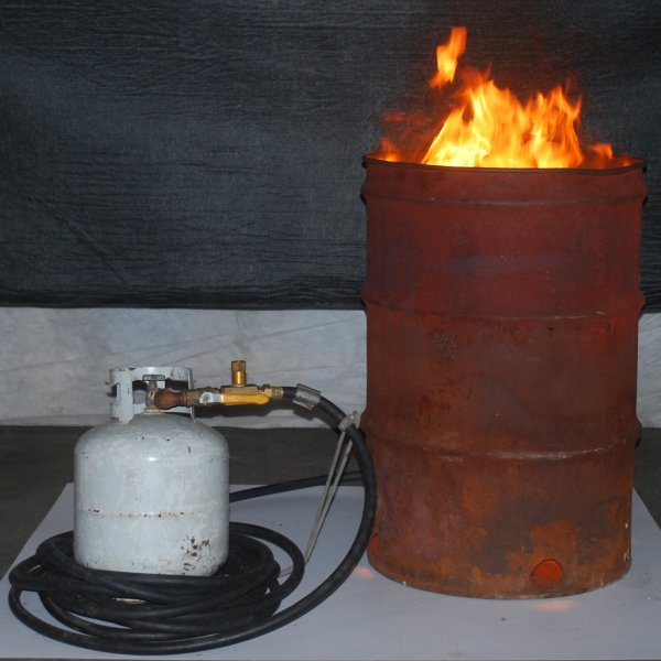 Металлическая бочка с огнем