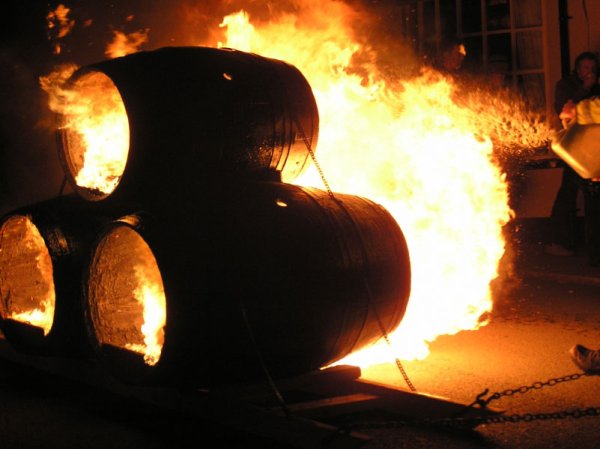 Новый год в Шотландии бочки с дегтем